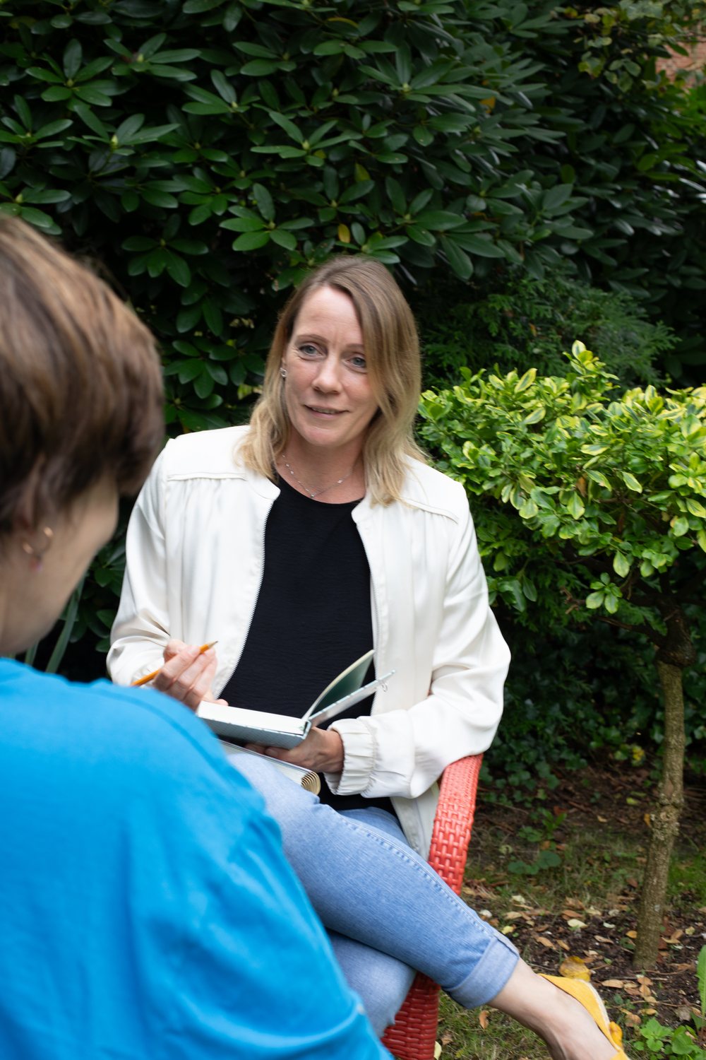 Daniela Müller im Beratungsgespräch im Garten