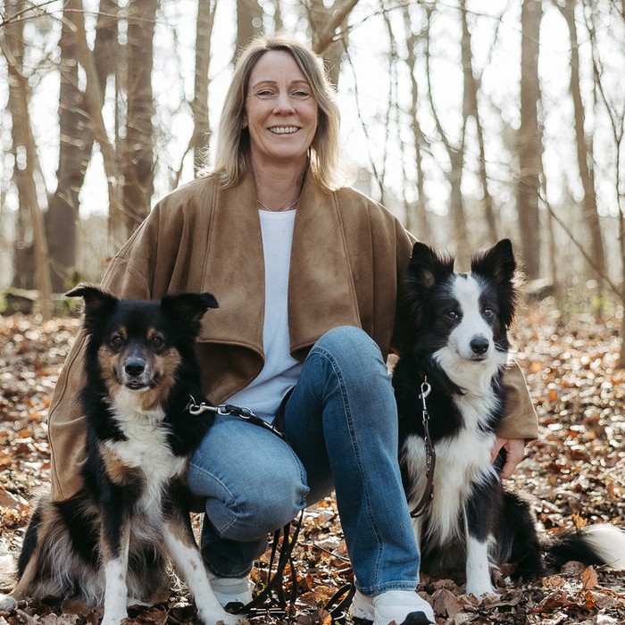 Daniela Müller mit ihren Hunden im Wald